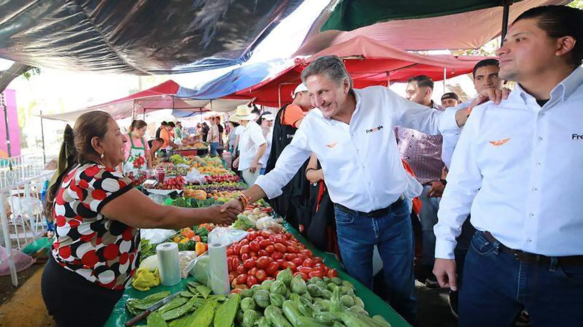 Frangie con tianguistas